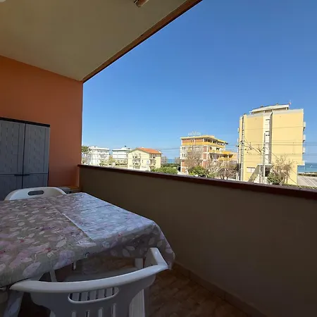 Lejlighed F011 - Fano, Trilocale Vista Mare Con Balcone